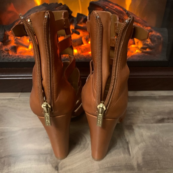 Ivanka Trump Heels - Picture 4 of 4